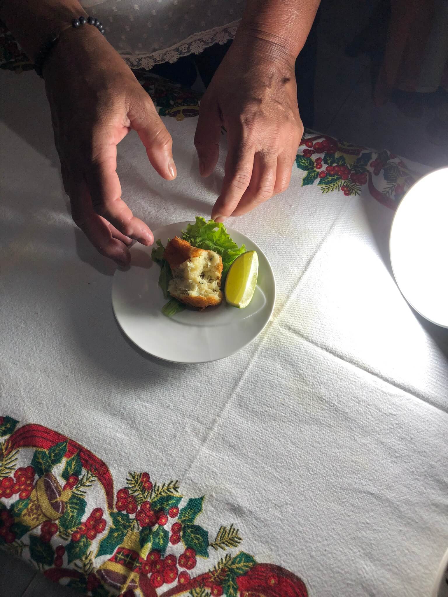 Lili da Ribeira elaborando um bolinho de bacalhau